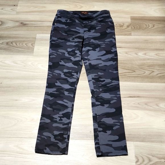 Women's size 8 Camo jeans - Picture 1 of 3